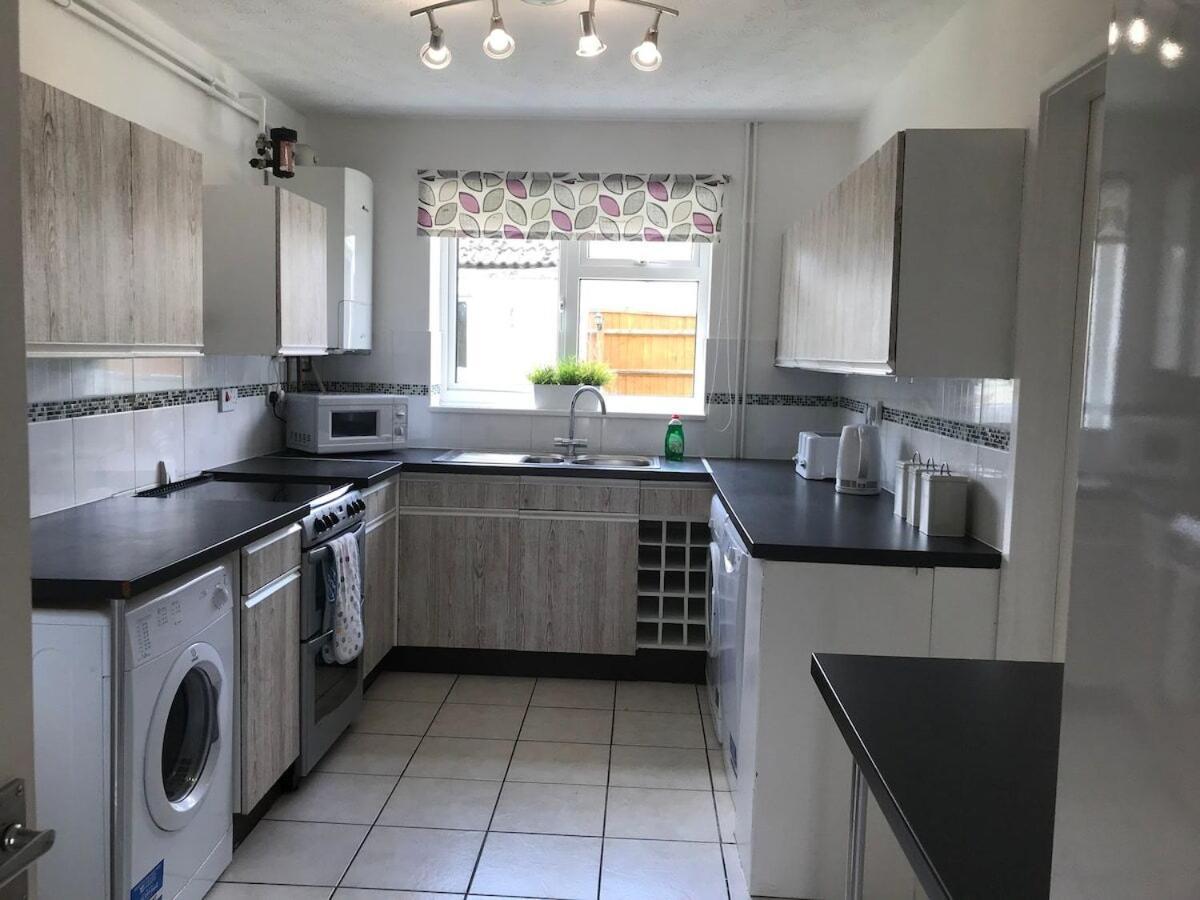 The Conifers Large Detached Home With Off Street Parking Witney Zimmer foto