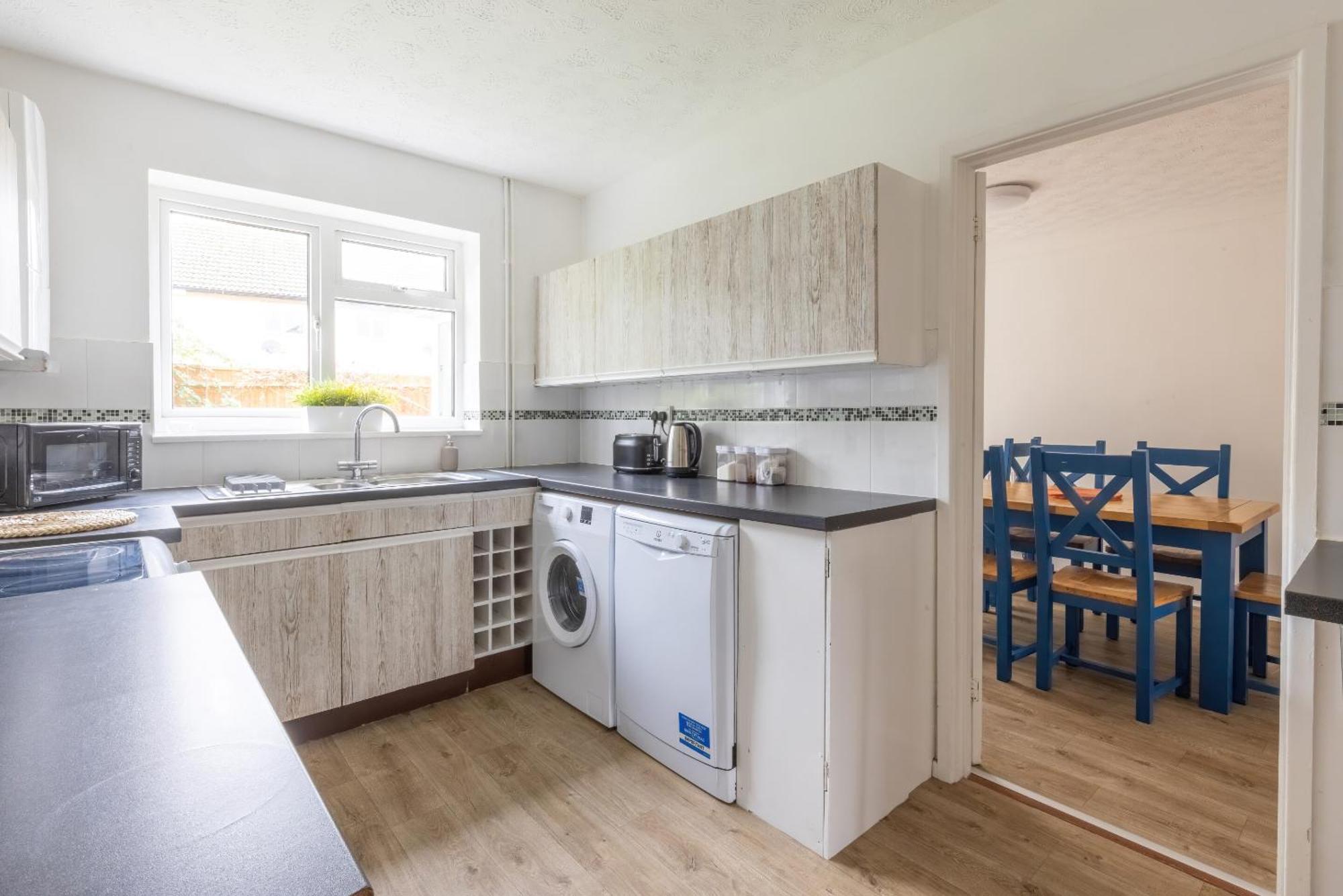 The Conifers Large Detached Home With Off Street Parking Witney Exterior foto