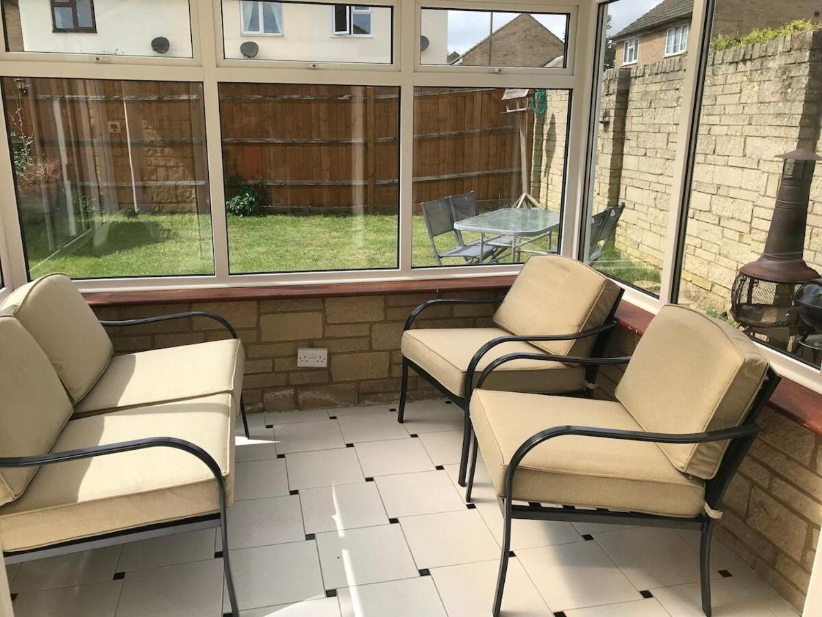The Conifers Large Detached Home With Off Street Parking Witney Zimmer foto